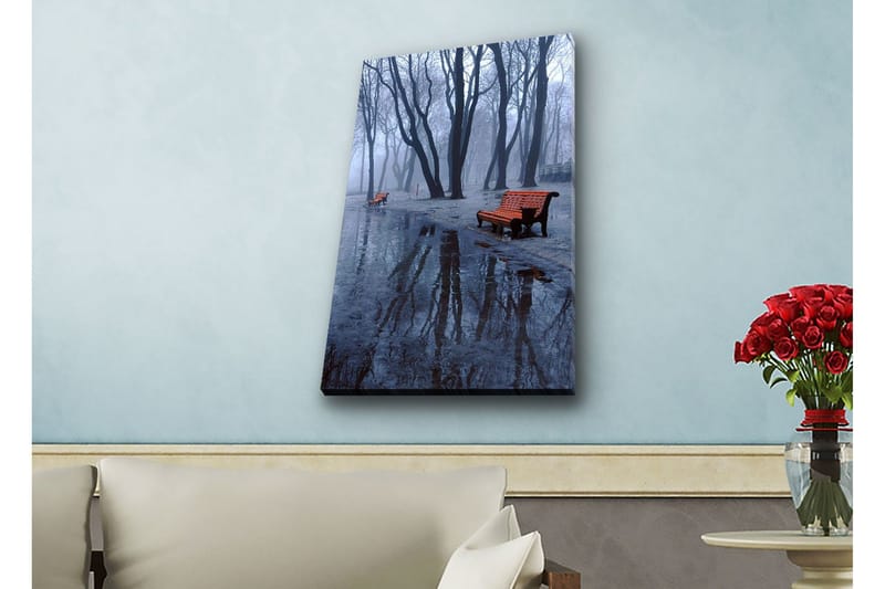 Canvastavla med LED-belysning - Dimma över en park med bänkar och reflektioner i vattenpölar, Mörkblå / Grå / Orange