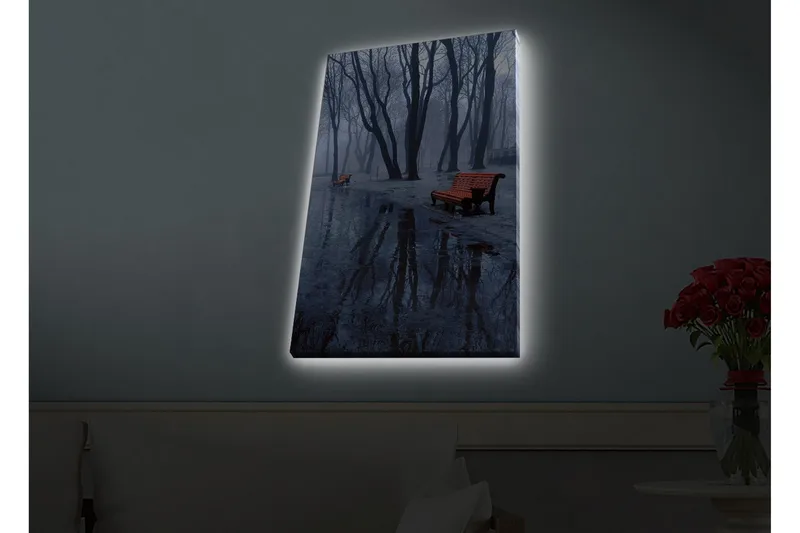 Canvastavla med LED-belysning - Dimma över en park med bänkar och reflektioner i vattenpölar - Mörkblå / Grå / Orange - Inredning - Tavlor & konst - Canvastavlor