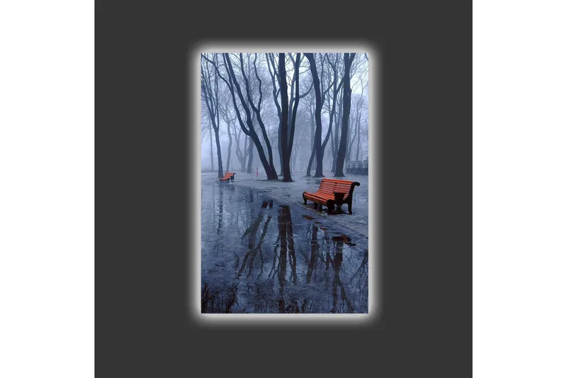 Canvastavla med LED-belysning - Dimma över en park med bänkar och reflektioner i vattenpölar - Mörkblå / Grå / Orange - Inredning - Tavlor & konst - Canvastavlor