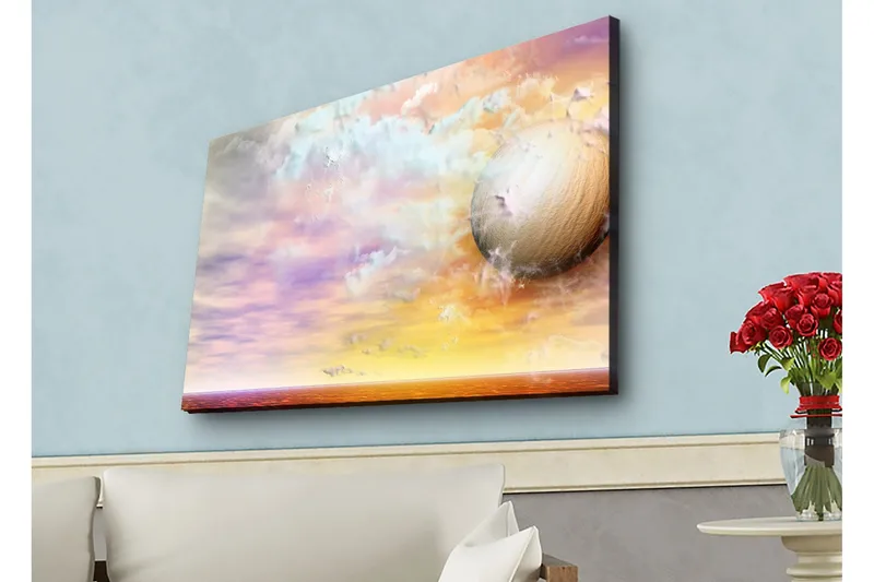 Canvastavla med LED-belysning - Drömlik landskap med en stor planet och färgglada moln, Lila / Orange / Beige