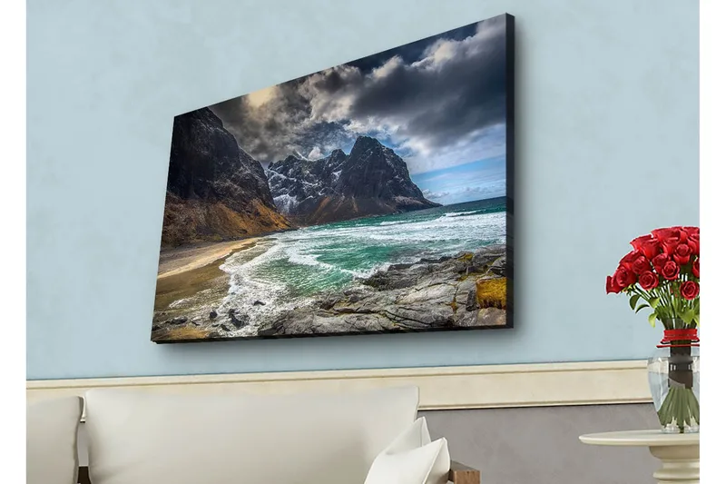 Canvastavla med LED-belysning - Dramatiska berg med snö och en turkos havsstrand - Mörkgrå / Turkos / Beige - Inredning - Tavlor & konst - Canvastavlor