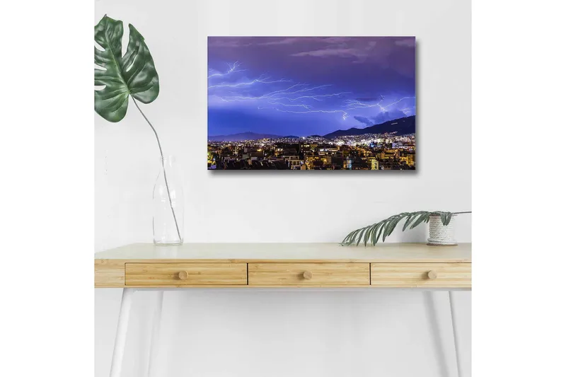 Canvastavla med LED-belysning - Dramatiskt åskväder över en stadssilhuett, Mörkblå / Lila / Vit