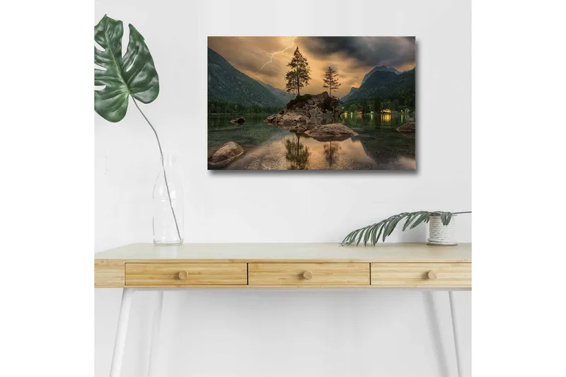 Canvastavla med LED-belysning - Dramatiskt landskap med berg och träd vid en spegelblanka sjö, Mörkgrön / Grå / Blå