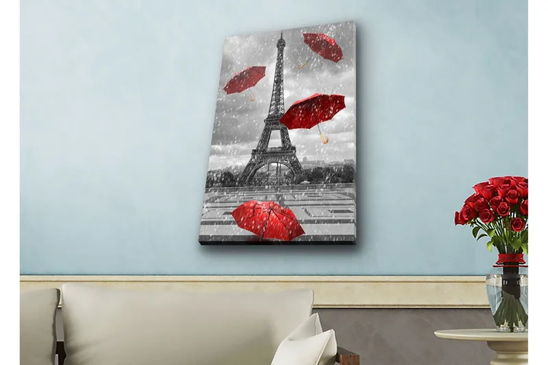 Canvastavla med LED-belysning - Eiffeltornet omgiven av röda paraplyer i regnigt väder, Röd / Grå