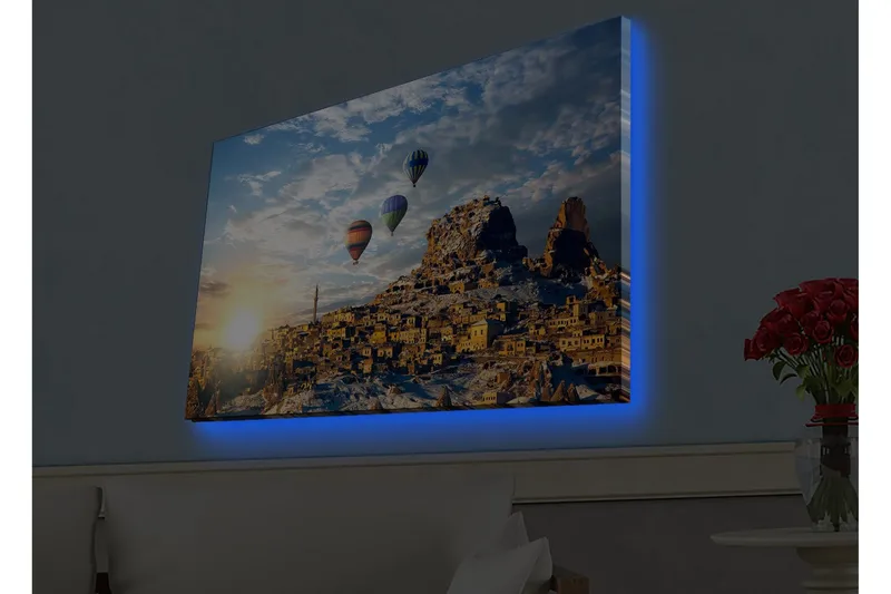 Canvastavla med LED-belysning - Färgglada luftballonger sväva över en bergig landskapsscen med solnedgång, Guld / Blå / Orange