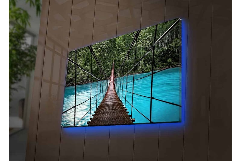 Canvastavla med LED-belysning - Hängbro över en klarblå flod omgiven av grönskande natur - Grön / Blå / Brun - Inredning - Tavlor & konst - Canvastavlor