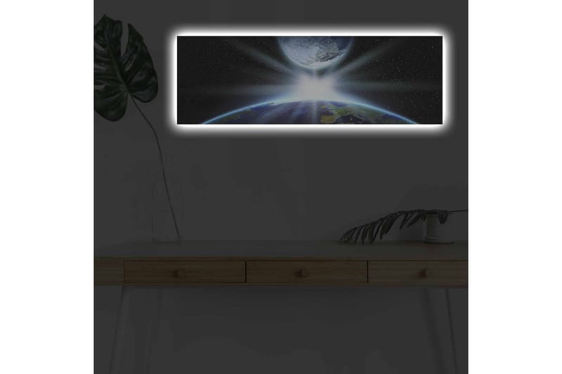 Canvastavla med LED-belysning - Jorden sedd från rymden med strålar av ljus som bryter genom atmosfären, Blå / Grön / Svart