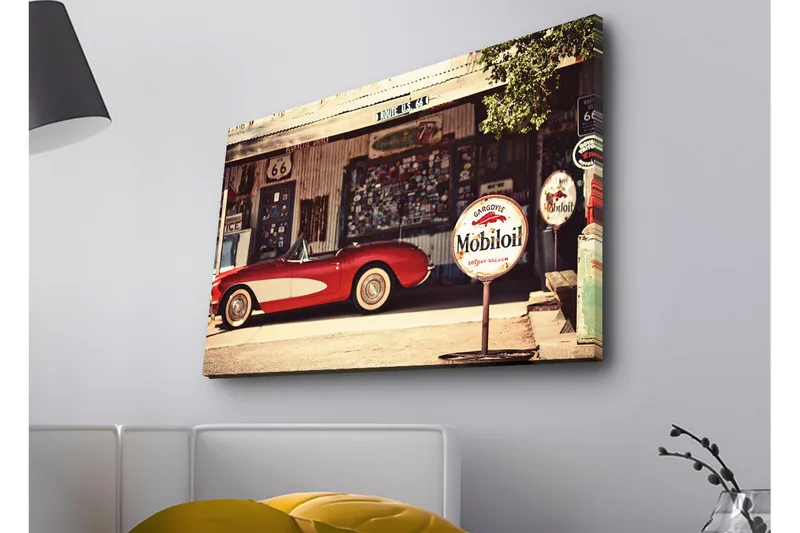Canvastavla med LED-belysning - Klassisk röd sportbil framför en vintage bensinstation - Röd / Grå / Vit - Inredning - Tavlor & konst - Canvastavlor