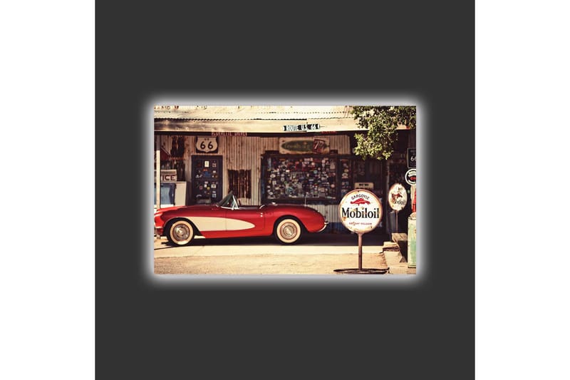 Canvastavla med LED-belysning - Klassisk röd sportbil framför en vintage bensinstation - Röd / Grå / Vit - Inredning - Tavlor & konst - Canvastavlor