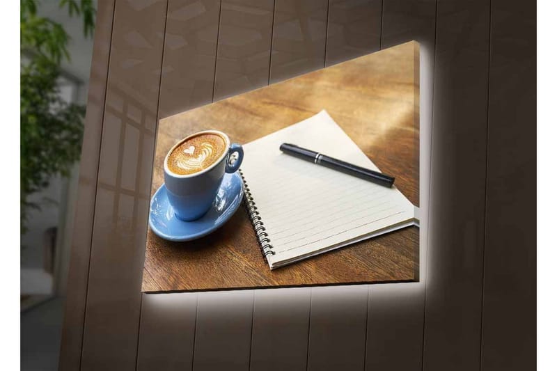 Canvastavla med LED-belysning - Kopp med lattekonst på ett träbord tillsammans med en anteckningsbok och penna - Blå / Brun / Vit - Inredning - Tavlor & konst - Canvastavlor