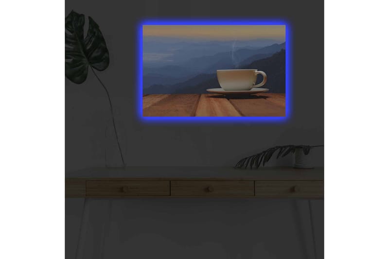 Canvastavla med LED-belysning - Kopp med rykande dryck på en träyta mot en bergig bakgrund - Blå / Beige / Brun - Inredning - Tavlor & konst - Canvastavlor