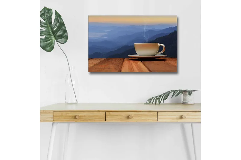 Canvastavla med LED-belysning - Kopp med rykande dryck på en träyta mot en bergig bakgrund, Blå / Beige / Brun