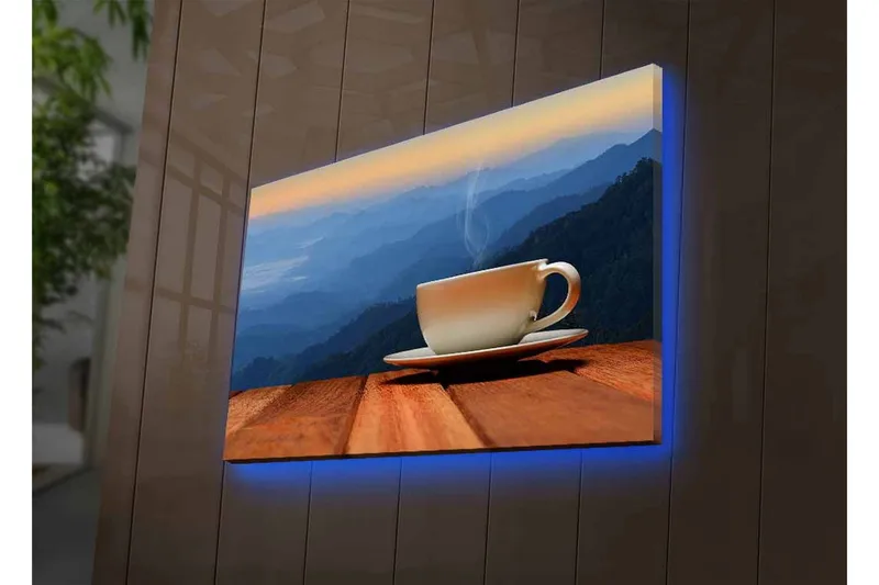 Canvastavla med LED-belysning - Kopp med rykande dryck på en träyta mot en bergig bakgrund - Blå / Beige / Brun - Inredning - Tavlor & konst - Canvastavlor
