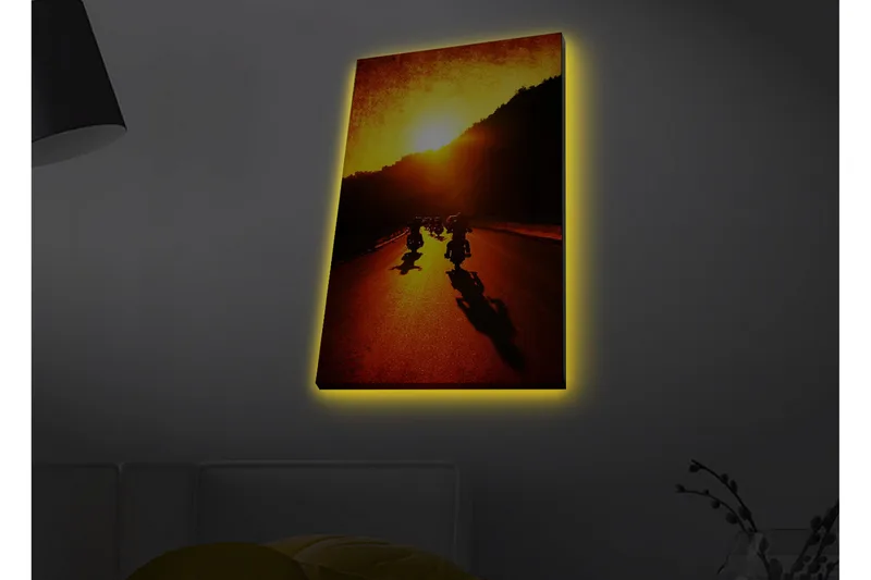 Canvastavla med LED-belysning - Motorcyklar som färdas längs en väg i solnedgångens gyllene ljus - Guld / Orange / Svart - Inredning - Tavlor & konst - Canvastavlor