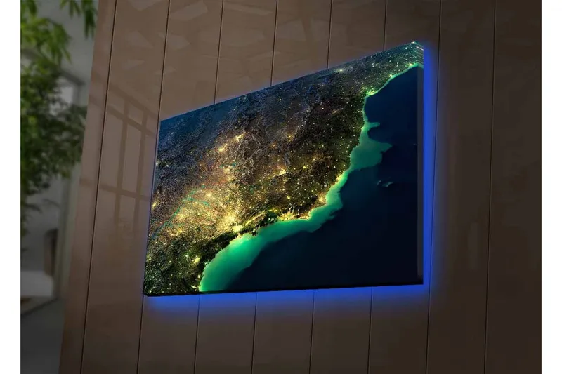 Canvastavla med LED-belysning - Nattlig vy av en stad med ljus och hav - Mörkblå / Grön / Gul - Inredning - Tavlor & konst - Canvastavlor