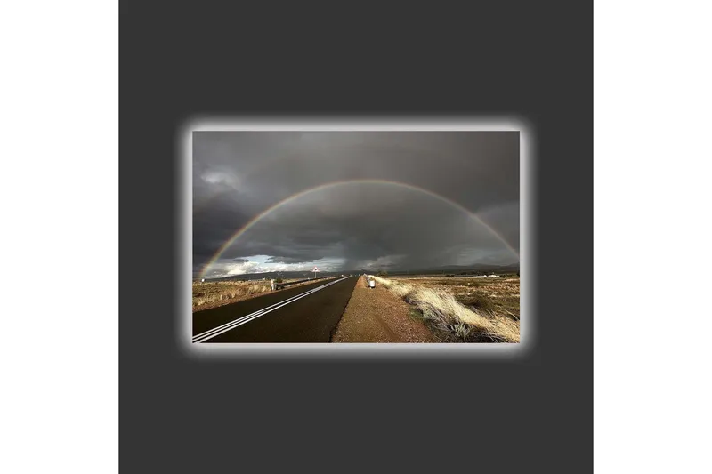 Canvastavla med LED-belysning - Regnbåge som sträcker sig över en mörk himmel ovanför en landsväg - Mörkgrå / Beige / Regnbågsfärger - Inredning - Tavlor & konst - Canvastavlor