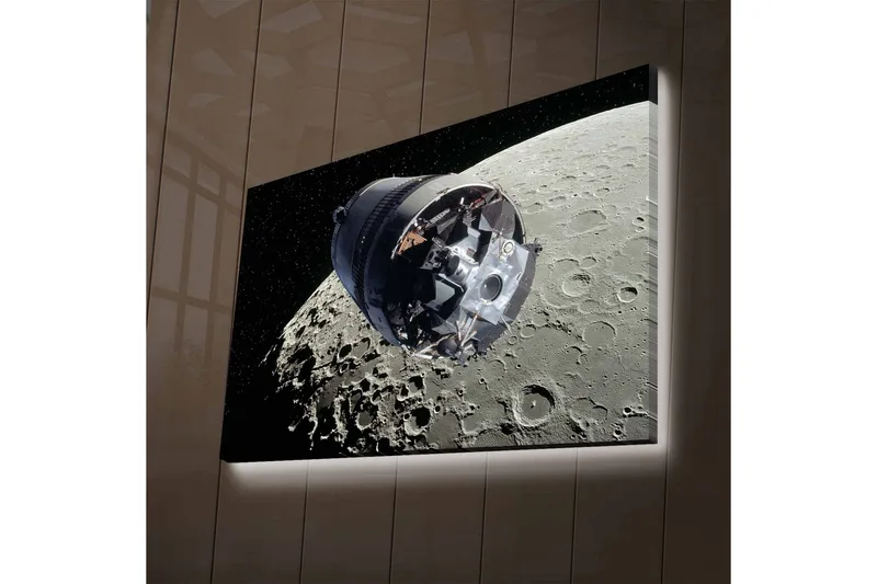 Canvastavla med LED-belysning - Rymdfarkost i omloppsbana runt månen, Grå / Svart / Silver