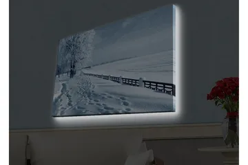 Canvastavla med LED-belysning - Snötäckt landskap med spår i snön och träd längs en väg - Vit / Ljusblå / Grå - Inredning - Tavlor & konst - Canvastavlor
