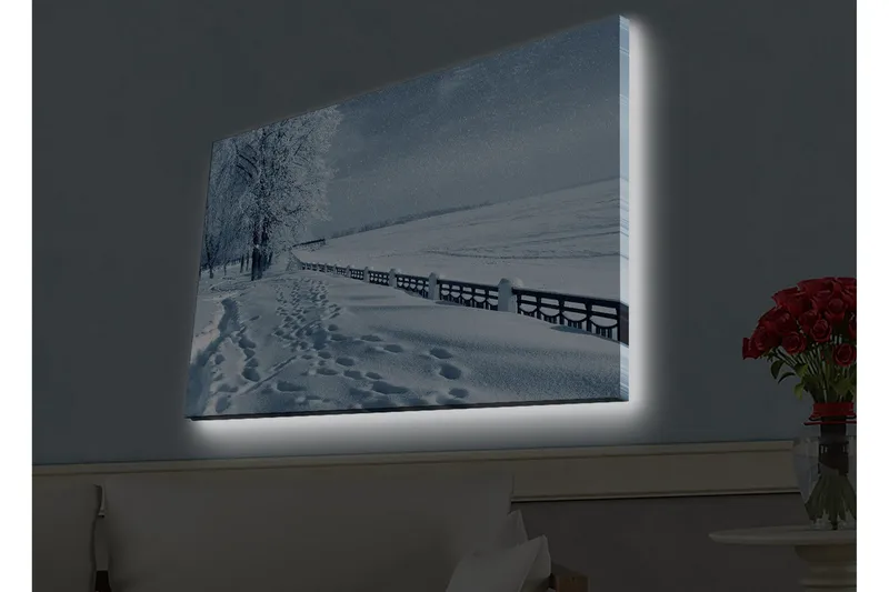 Canvastavla med LED-belysning - Snötäckt landskap med spår i snön och träd längs en väg - Vit / Ljusblå / Grå - Inredning - Tavlor & konst - Canvastavlor