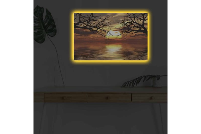 Canvastavla med LED-belysning - Solnedgång över spegelblanka vattenytor med silhuetter av trädgrenar - Guld / Orange / Svart - Inredning - Tavlor & konst - Canvastavlor
