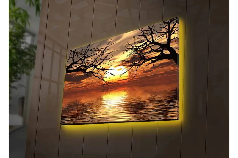 Canvastavla med LED-belysning - Solnedgång över spegelblanka vattenytor med silhuetter av trädgrenar - Guld / Orange / Svart - Inredning - Tavlor & konst - Canvastavlor