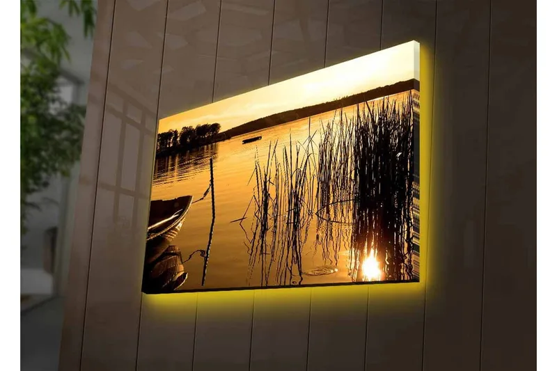Canvastavla med LED-belysning - Solnedgång över stilla vatten med vass och en båt i förgrunden - Guld / Brunt / Svart - Inredning - Tavlor & konst - Canvastavlor
