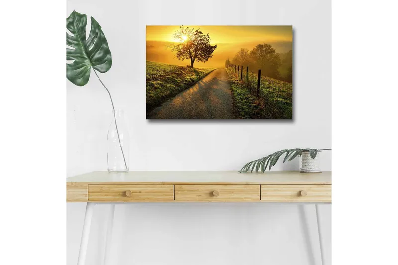 Canvastavla med LED-belysning - Soluppgång över en slingrande väg med träd och gärdesgård - Guld / Grön / Brun - Inredning - Tavlor & konst - Canvastavlor