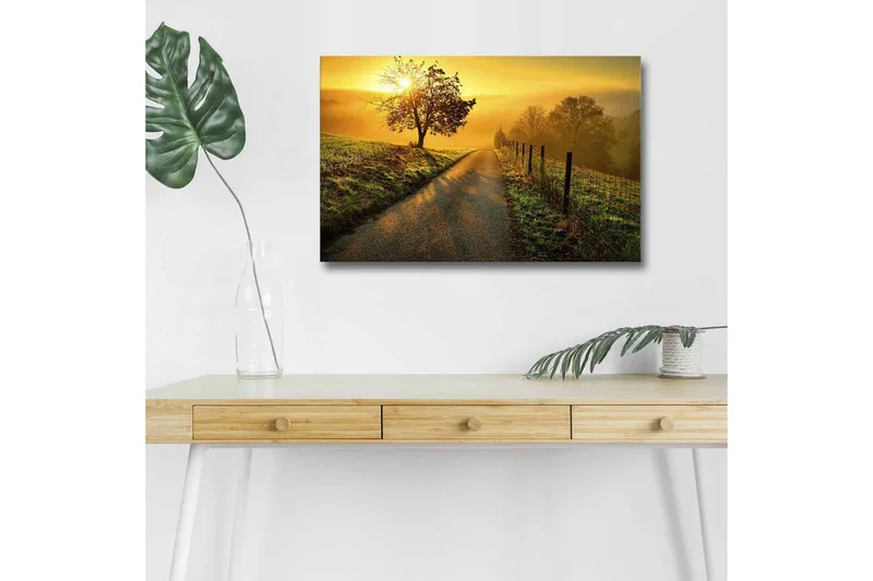 Canvastavla med LED-belysning - Soluppgång över en slingrande väg med träd och gärdesgård, Guld / Grön / Brun