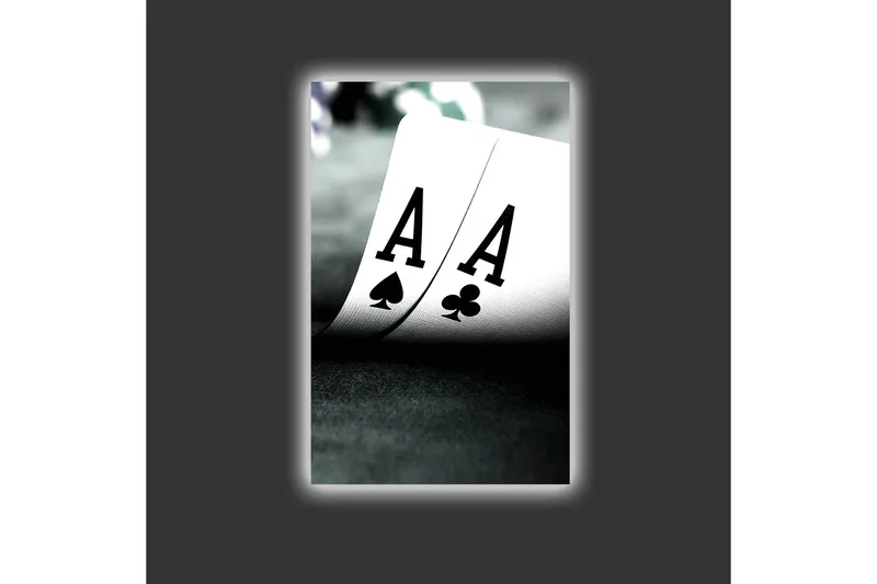 Canvastavla med LED-belysning - Spelkort med två ess i fokus - Svart / Vit / Grön - Inredning - Tavlor & konst - Canvastavlor