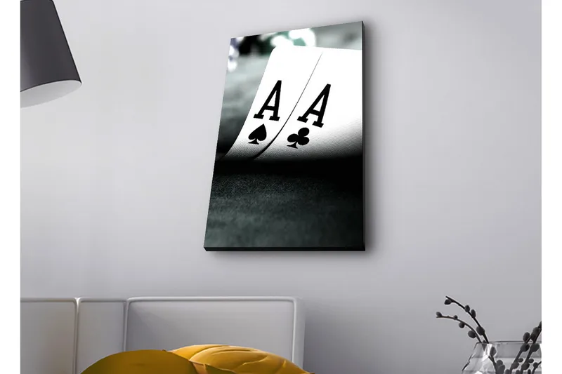 Canvastavla med LED-belysning - Spelkort med två ess i fokus, Svart / Vit / Grön
