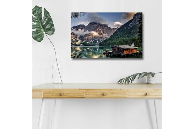 Canvastavla med LED-belysning - Stämningsfull fjällsj ö med en trästuga vid vattnet - Grön / Blå / Brun - Inredning - Tavlor & konst - Canvastavlor