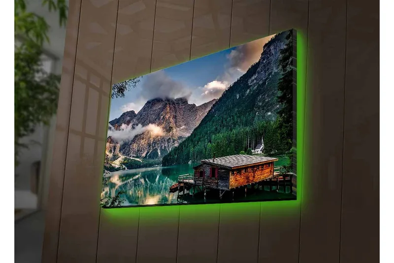 Canvastavla med LED-belysning - Stämningsfull fjällsjö med en trästuga vid vattnet - Grön / Blå / Brun - Inredning - Tavlor & konst - Canvastavlor