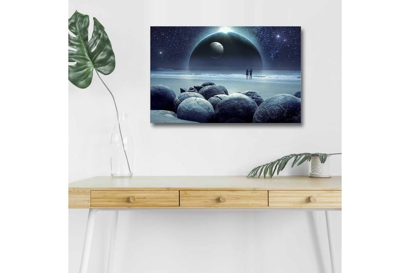 Canvastavla med LED-belysning - Stjärnklädd himmel med två silhuetter vid en strand och stora stenar i förgrunden - Mörkblå / Grå / Svart - Inredning - Tavlor & konst - Canvastavlor