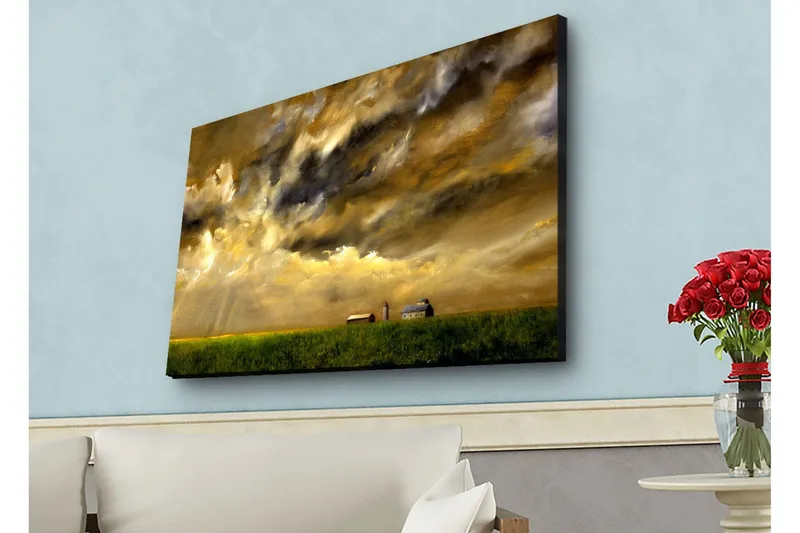 Canvastavla med LED-belysning - Storslagen landskapsvy med dramatiska moln och en gård i horisonten, Guld / Mörkblå / Grön