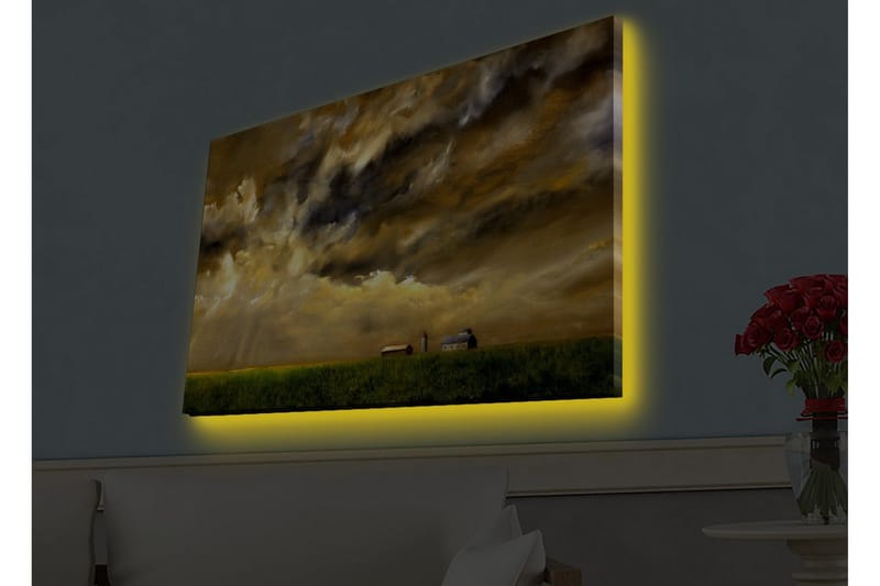 Canvastavla med LED-belysning - Storslagen landskapsvy med dramatiska moln och en gård i horisonten - Guld / Mörkblå / Grön - Inredning - Tavlor & konst - Canvastavlor