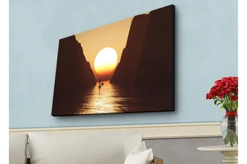 Canvastavla med LED-belysning - Storslagen solnedgång över en smal fjord med en segelbåt i silhuett - Orange / Brun / Guld - Inredning - Tavlor & konst - Canvastavlor