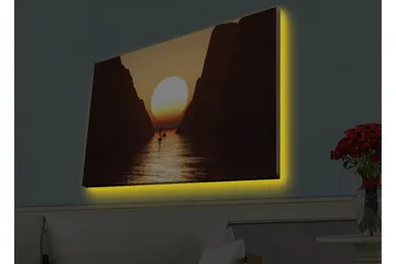 Canvastavla med LED-belysning - Storslagen solnedgång över en smal fjord med en segelbåt i silhuett - Orange / Brun / Guld - Inredning - Tavlor & konst - Canvastavlor