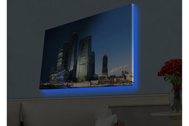 Canvastavla med LED-belysning - Storslagen stadsbild med moderna skyskrapor i kvällsljus, Mörkblå / Grön / Svart