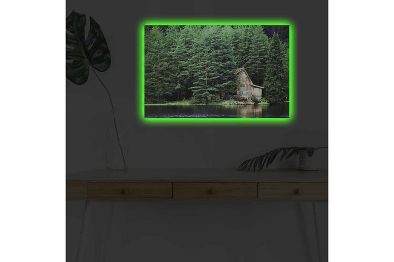 Canvastavla med LED-belysning - Stuga vid en spegelblanka sjö omgiven av tät grönska - Grön / Brun / Blå - Inredning - Tavlor & konst - Canvastavlor