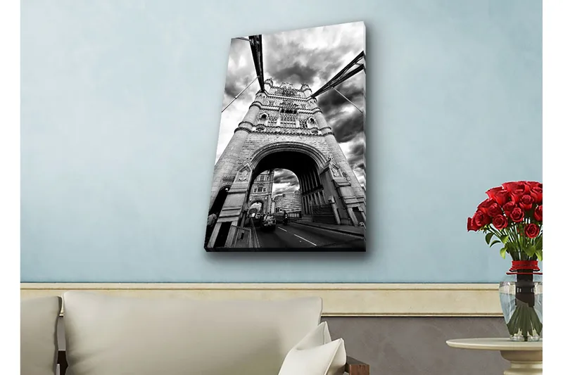 Canvastavla med LED-belysning - Svartvit bild av Tower Bridge i London med dramatiska moln, Svart / Vitt / Grått