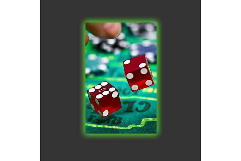 Canvastavla med LED-belysning - Tärningar som kastas på en grön spelplan - Röd / Grön / Svart - Inredning - Tavlor & konst - Canvastavlor