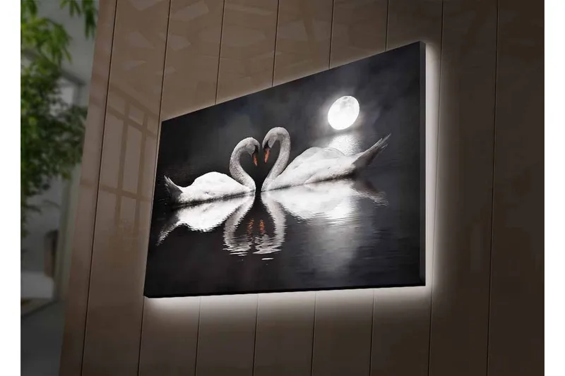 Canvastavla med LED-belysning - Två svanar som formar ett hjärta i en spegelblanka sjö under en måne - Vit / Svart / Grå - Inredning - Tavlor & konst - Canvastavlor