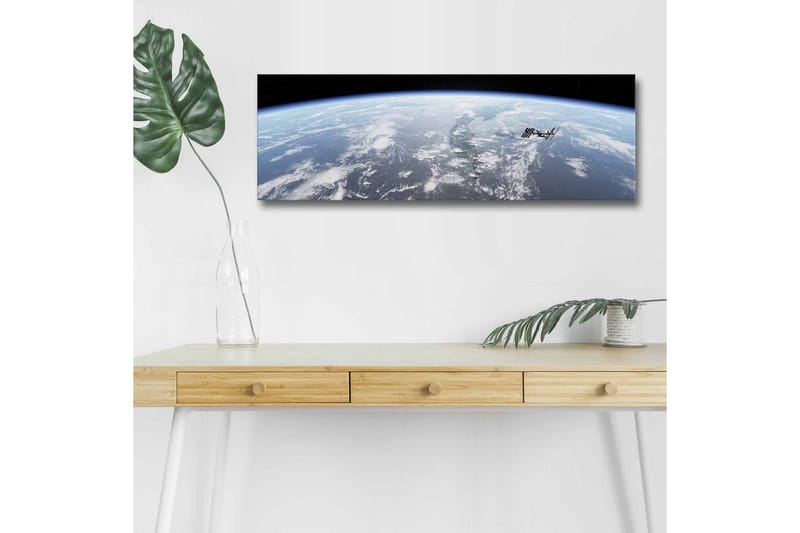 Canvastavla med LED-belysning - Utsikt över jorden från rymden med internationella rymdstationen i fokus - Blå / Vit / Svart - Inredning - Tavlor & konst - Canvastavlor