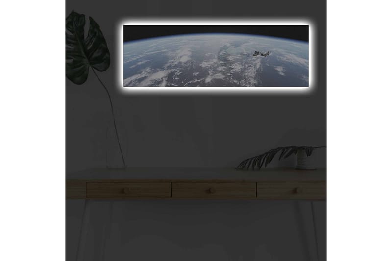 Canvastavla med LED-belysning - Utsikt över jorden från rymden med internationella rymdstationen i fokus, Blå / Vit / Svart