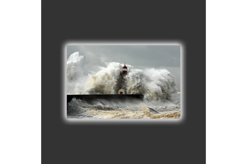 Canvastavla med LED-belysning - Vågskvalp som slår mot en fyr i stormigt väder - Grå / Vit / Brun - Inredning - Tavlor & konst - Canvastavlor