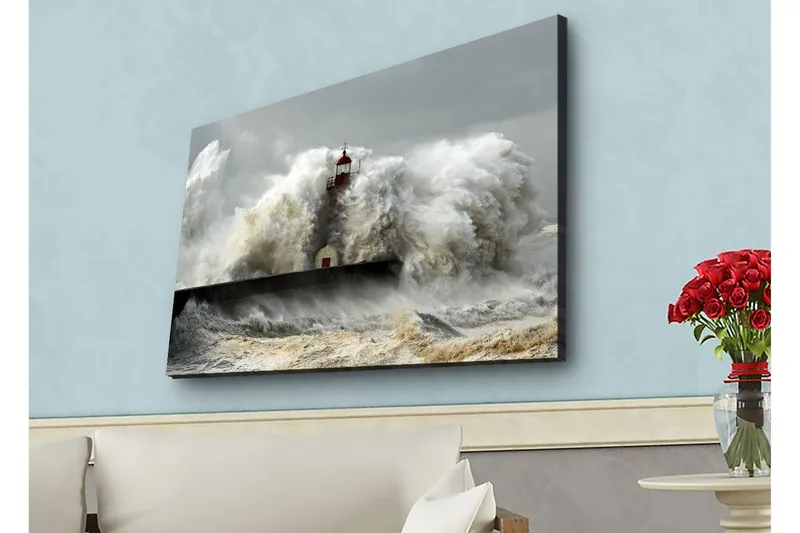 Canvastavla med LED-belysning - Vågskvalp som slår mot en fyr i stormigt väder - Grå / Vit / Brun - Inredning - Tavlor & konst - Canvastavlor