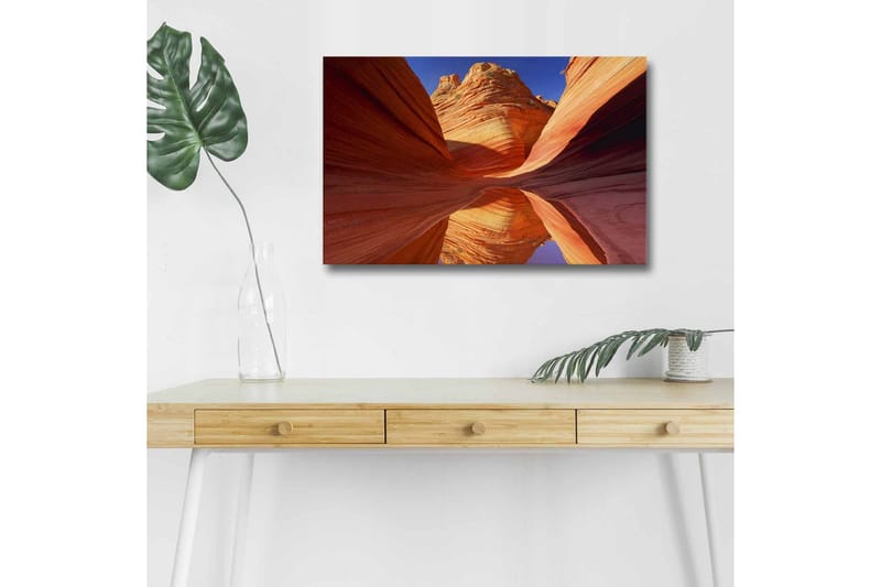 Canvastavla med LED-belysning - Vacker canyon med svängda klippväggar i varma nyanser, Röd / Orange / Blå