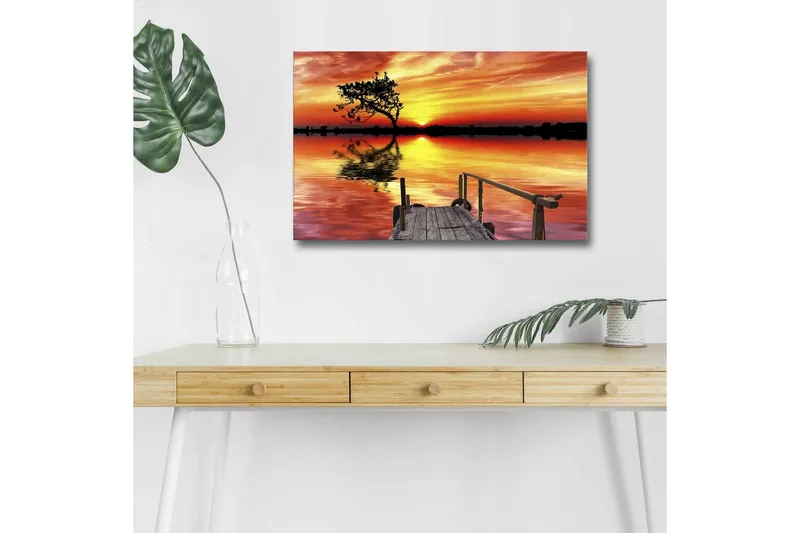 Canvastavla med LED-belysning - Vacker solnedgång över en spegelblanka sjö med en ensam trädbank, Orange / Gul / Svart