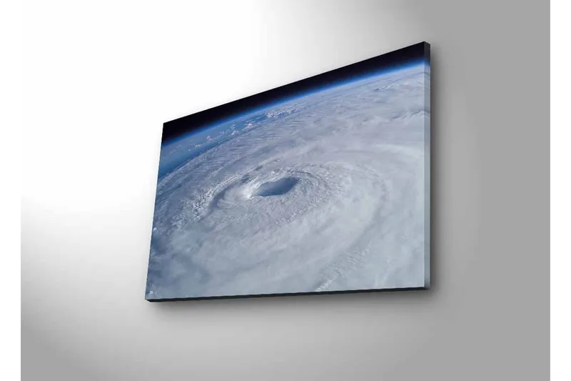 Canvastavla med LED-belysning - Virvlande moln i en tropisk cyklon, Vit / Blå / Grå