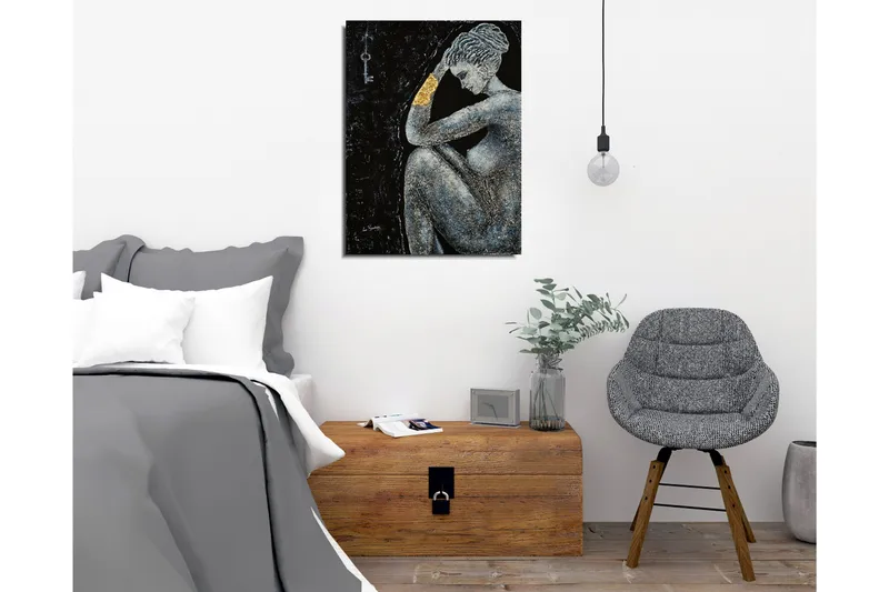 Canvastavla - Naken kvinna i en eftertänksam pose med en gyllene detalj på armen - Svart / Grå / Guld - Inredning - Tavlor & konst - Canvastavlor